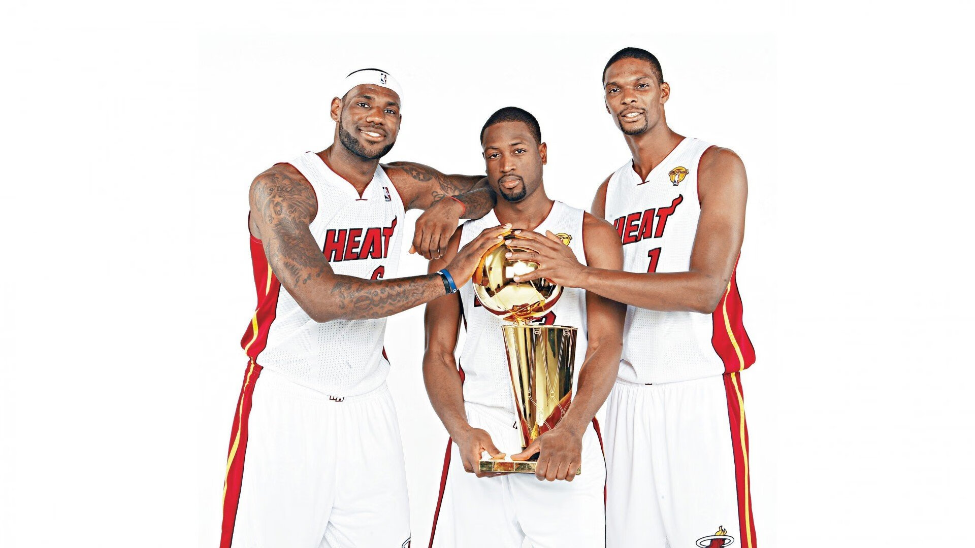 训练期间开展模拟比赛提高实战应变能力和位置转换效率，模拟训练采用的两种方式是什么